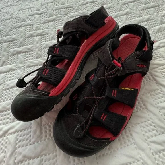 Keen Black Red Closed Toe Waterproof Rugged Outdoorsy All Terrain Men 10 Sandals - Picture 2 of 13